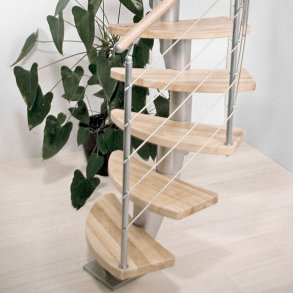 Dolle Swing Centertrappe i massiv lakeret hevea